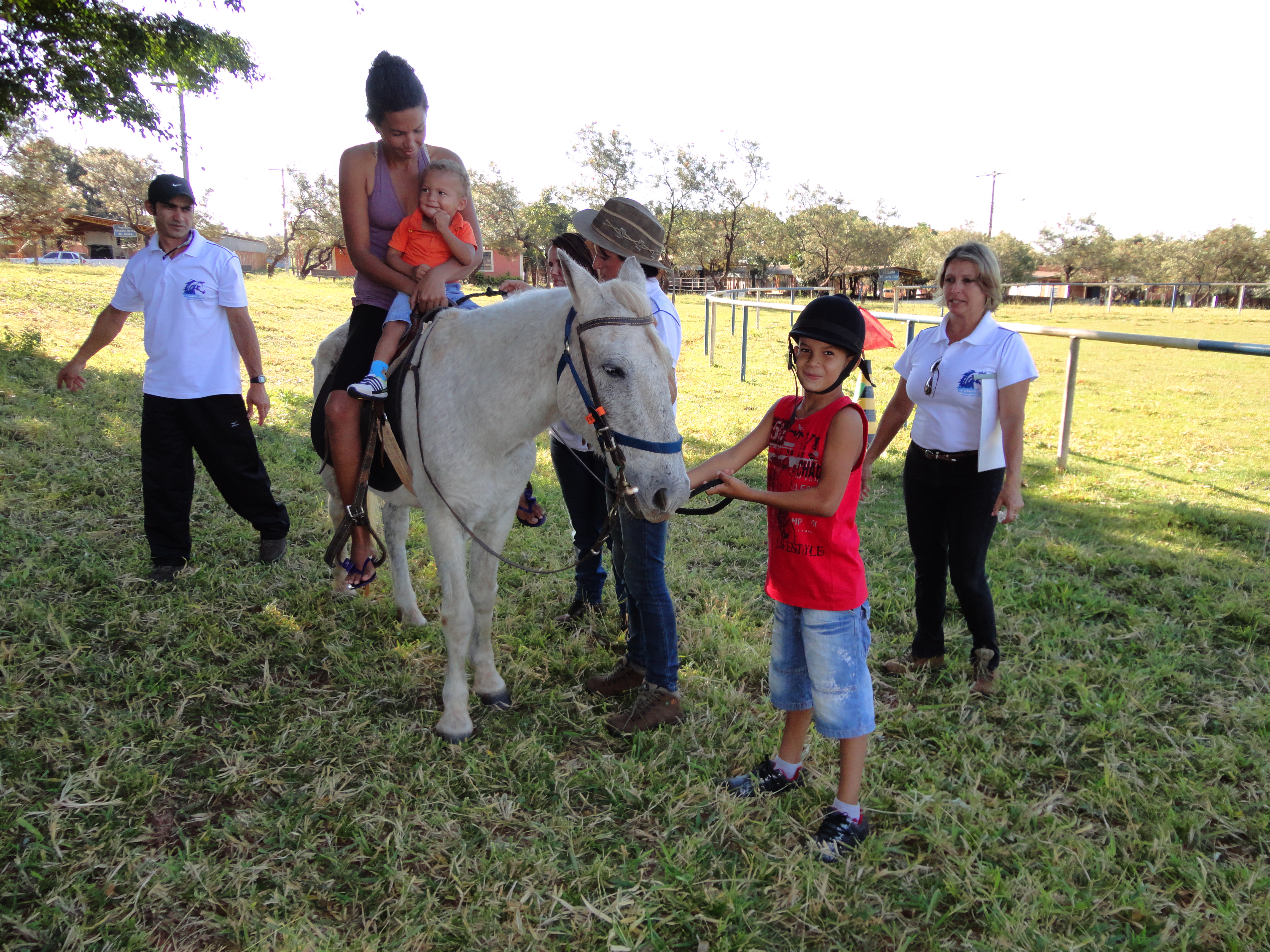 Mães são homenageadas pelo projeto Equoterapia 