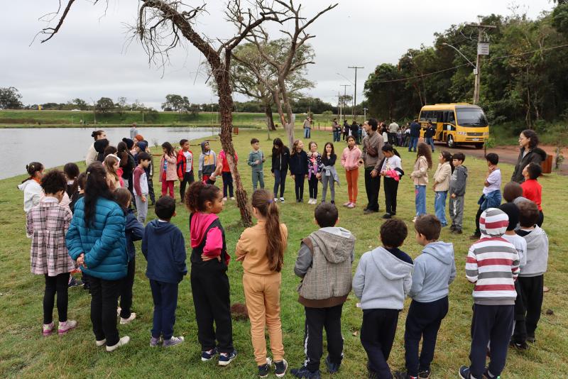 Plantio de rvores no Parque Das guas