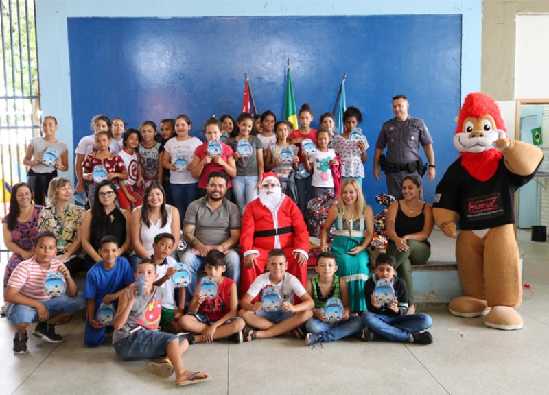 Entrega de presentes de Natal na EMEIF Joo Luiz 