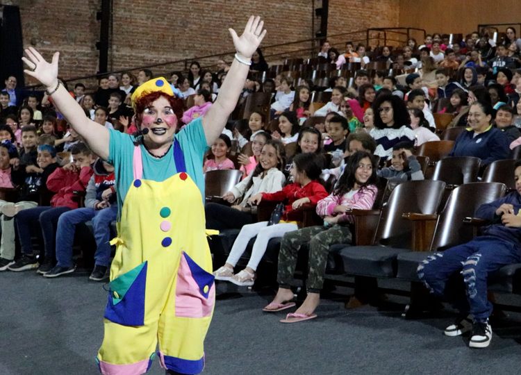 Crianas da rede municipal de ensino aprendem sobre educao financeira em pea teatral