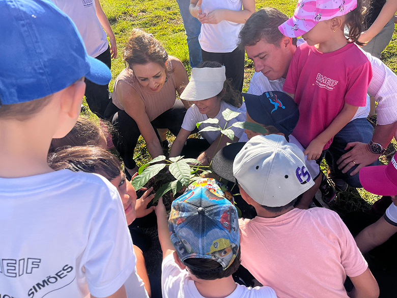 Prefeitura realiza plantio de rvores no Parque das guas com participao de alunos da rede municipal
