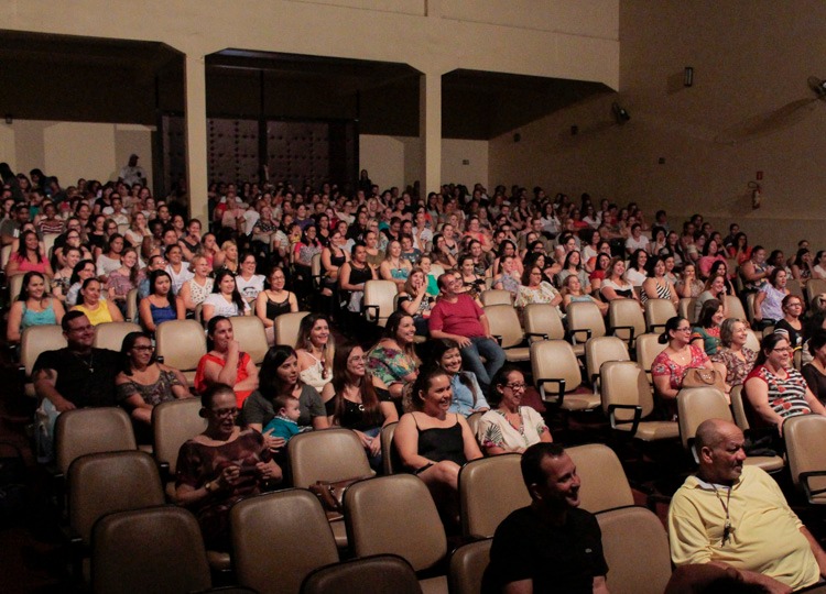 Professores do Municpio de Assis so homenageados com espetculo de humor