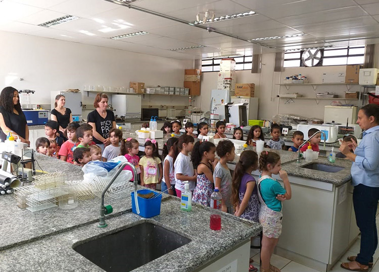 Alunos da EMEIF Judith conhecem laboratrios da Unesp