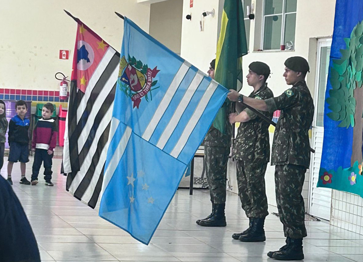 EMEI O Pequeno Polegar celebra Dia do Soldado com visita especial do Tiro de Guerra