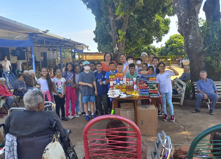 Alunos do Thomas Menk arrecadam alimentos para o Asilo So Vicente de Paulo