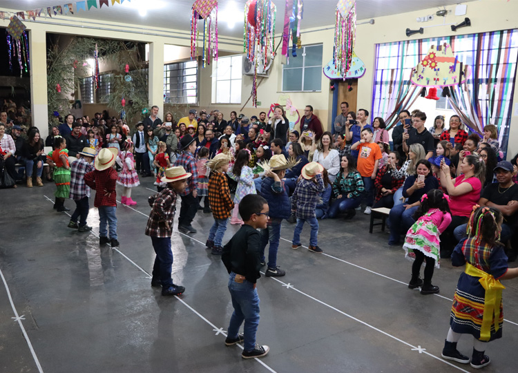 EMEIF Prof. Henrique Zollner realizou festa junina para alunos e familiares