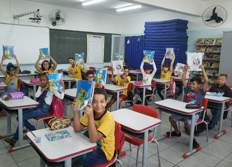 Prefeito, secretria da Educao, gestores e professores recepcionam alunos na volta s aulas