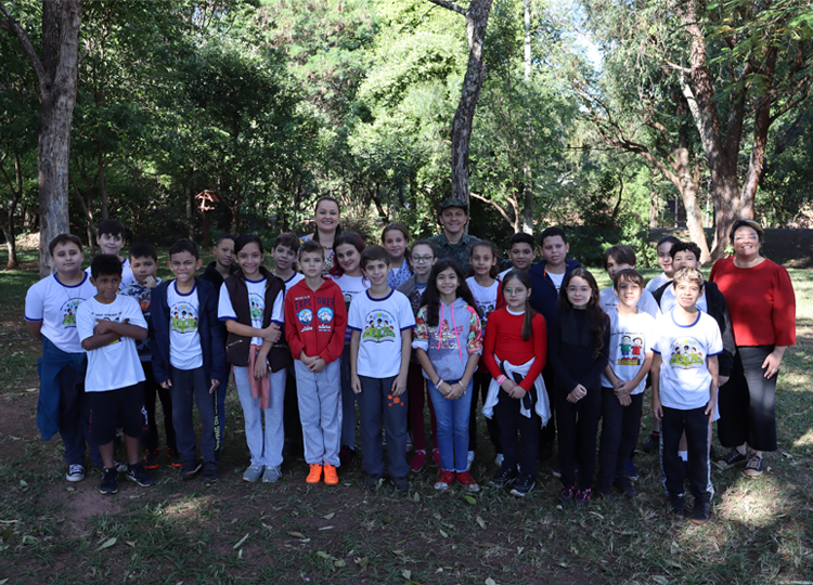 Alunos da EMEIF. Prof. Henrique Zollner participam de aula prtica no Parque Buraco