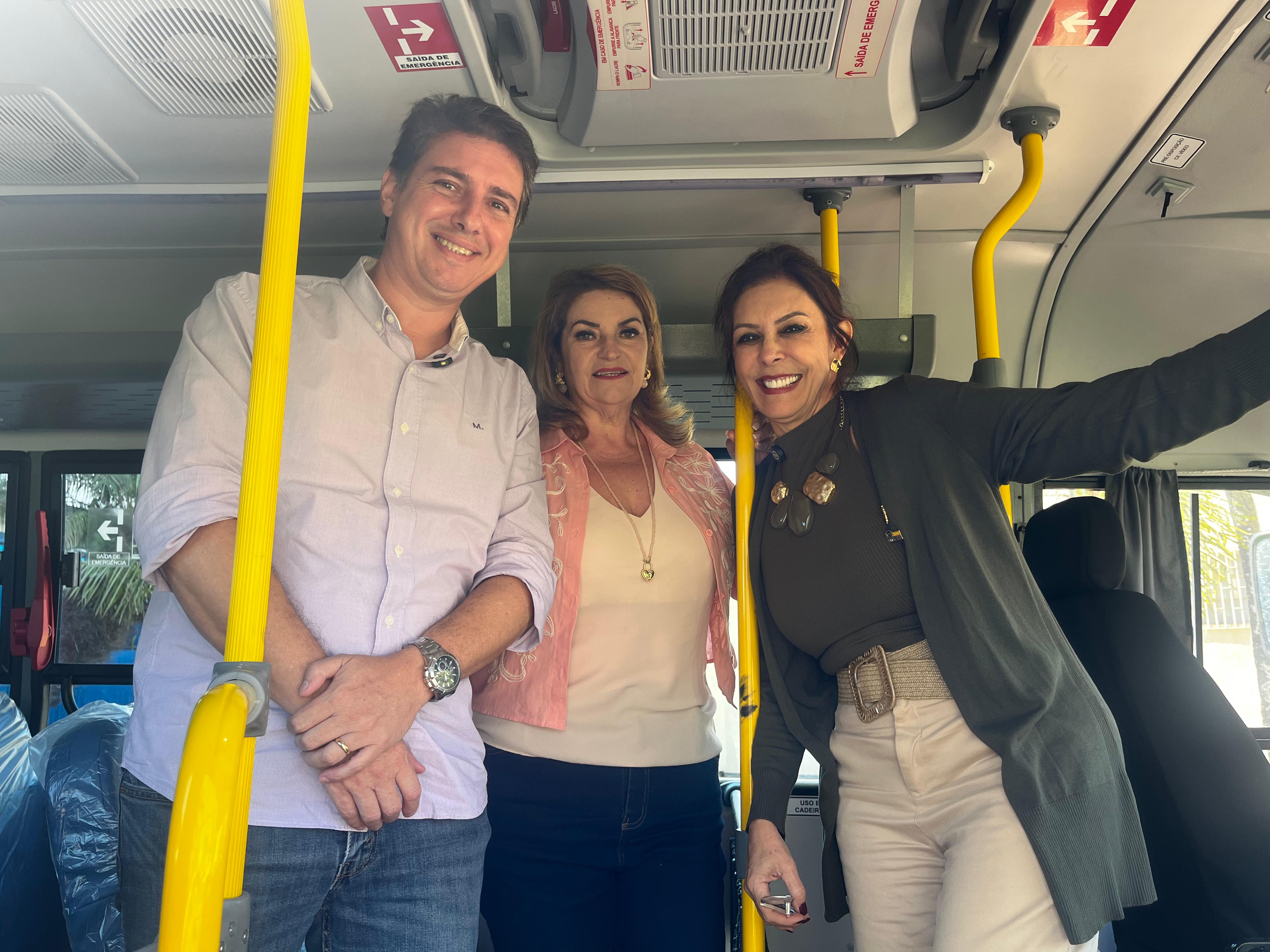 PREFEITA TELMA SPERA ENTREGA NIBUS ESCOLAR ZERO QUILMETRO PARA A REDE MUNICIPAL DE ENSINO