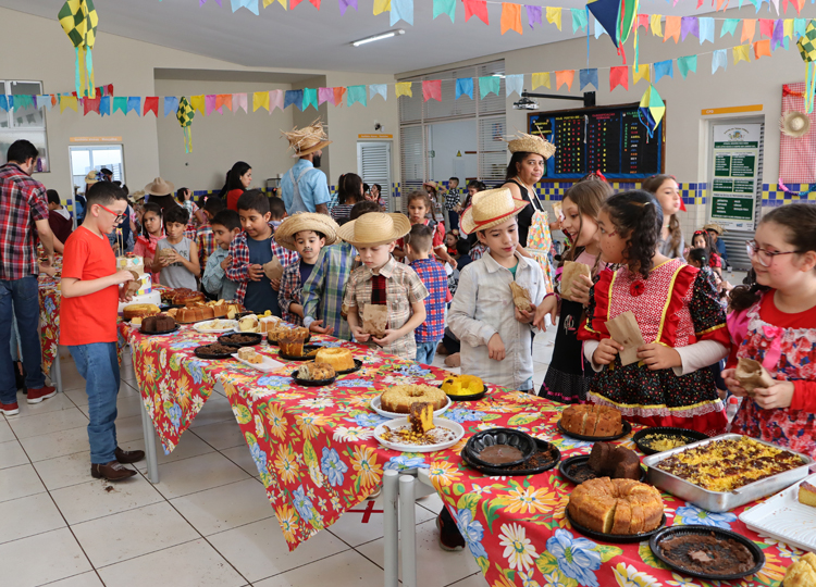 EMEF Prof. Maria Cllia realiza tradicional festa junina para seus alunos