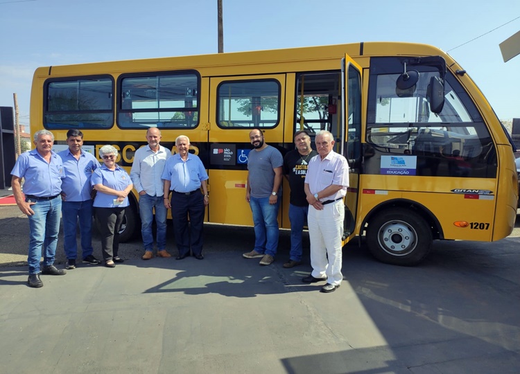 Prefeitura entrega novo nibus para transporte escolar na Rede Municipal de Ensino