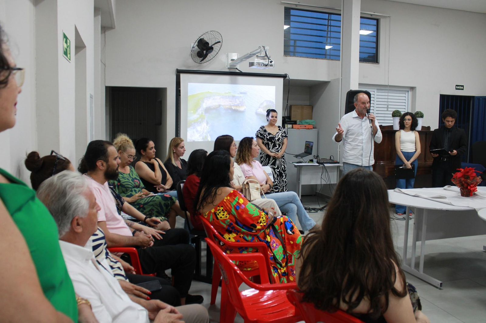 Alunos prestam homenagem aos voluntrios do CEDET de Assis