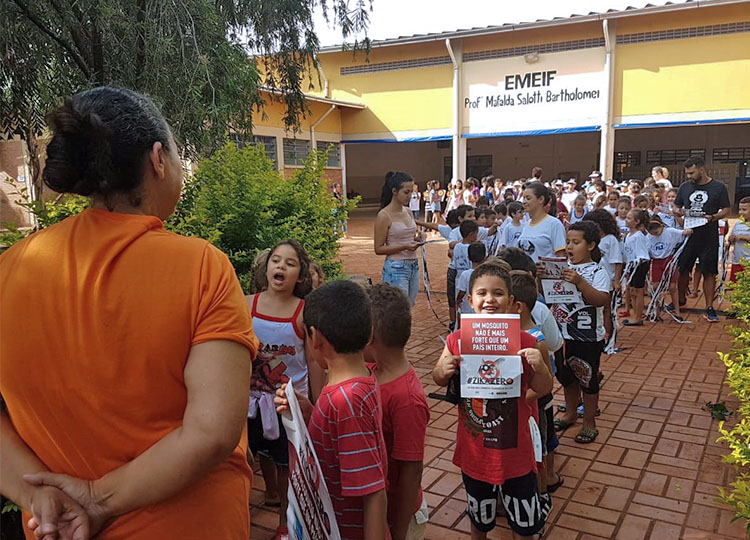 Passeata de alunos conscientiza comunidade sobre a preveno ao Mosquito da Dengue