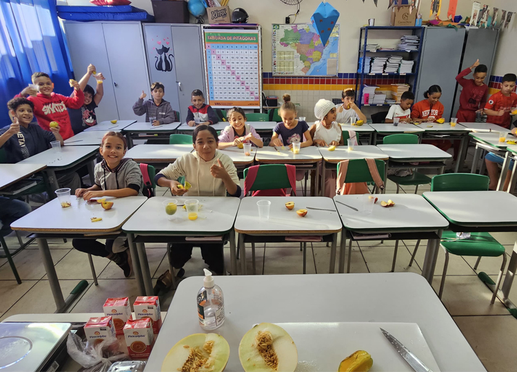 AULA PRTICA NA EMEIF CORALY JLIA: ALUNOS TRANSFORMAM FRUTAS EM APRENDIZADO INTERDISCIPLINAR