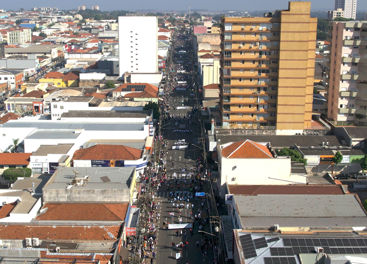 Secretaria Municipal da Educao celebra os 118 anos de Assis em desfile cvico