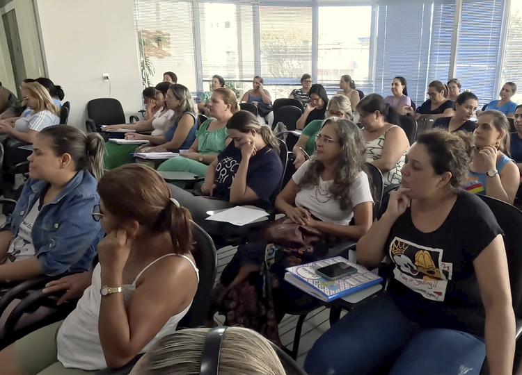 Incio da formao continuada sobre literatura e mediao de leitura para bebs e crianas