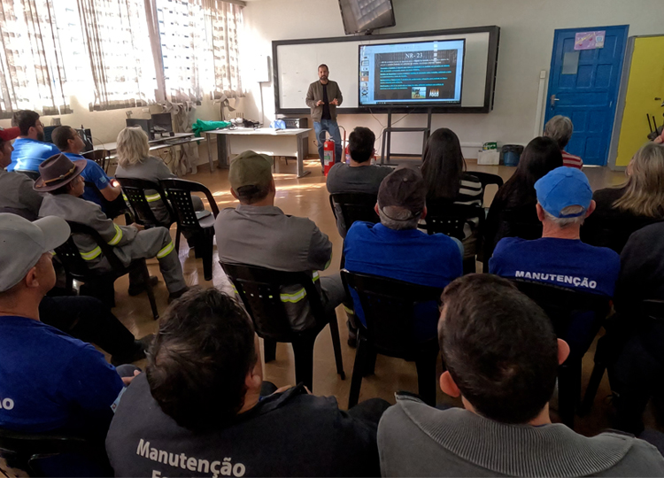 Treinamento de brigada de incndio para os servidores municipais, juntamente com os da escola e departamento de manuteno