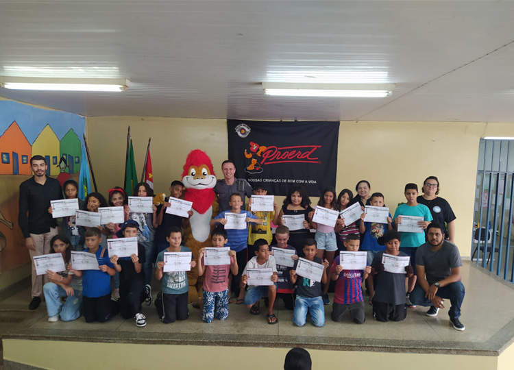 Alunos da Escola Nsia Mercadante recebem diploma do Proerd