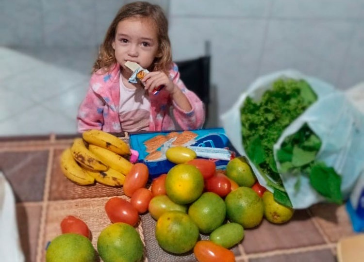 Prefeitura j distribuiu cerca de 900 kits de alimentos a alunos da Rede Municipal