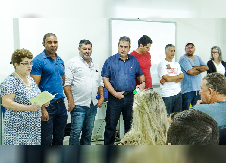 Servidores da Educao recebem uniformes 