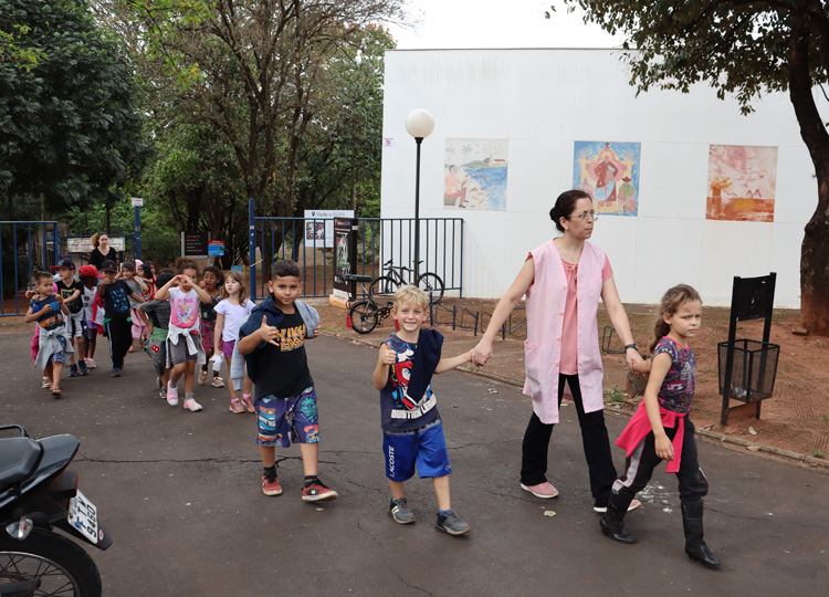 Alunos do 1 ano exploram a natureza do Parque Buraco em aula prtica