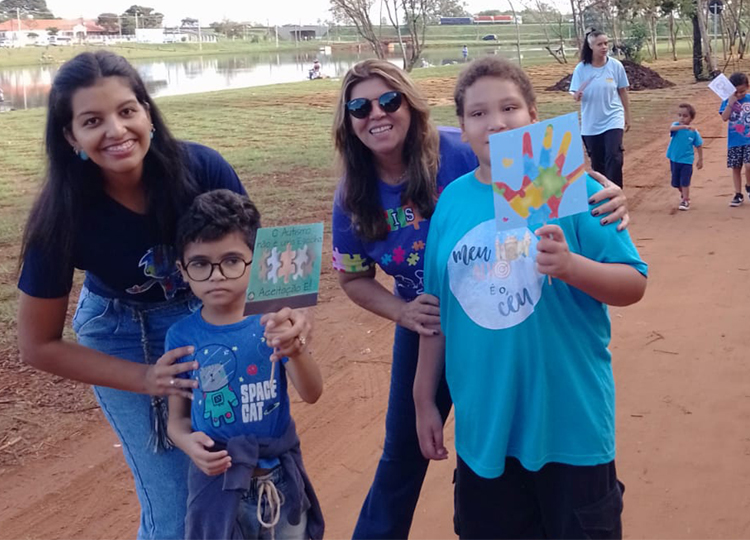 Centro Fnix realiza caminhada de Conscientizao do Autismo