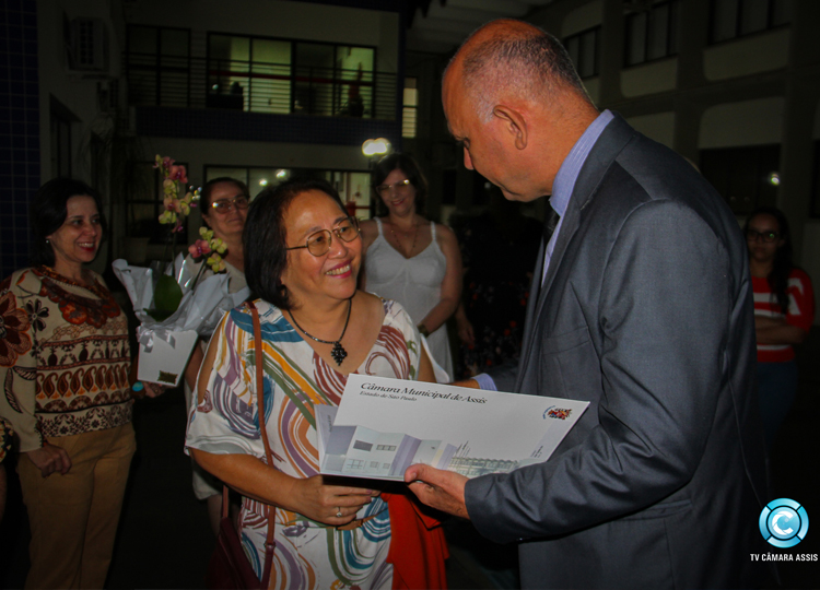 Supervisora de Ensino Ester Toshiko Doi  Homenageada com Moo de Aplausos na Cmara Municipal