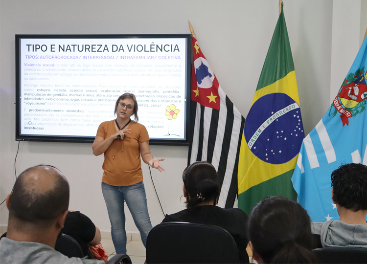 📢 Formao para Agentes Escolares sobre garantia e proteo dos direitos da criana.