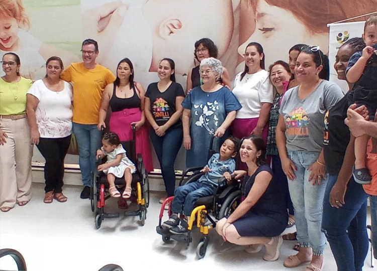 Campanha “Eu Ajudo na Lata” em parceria com a Unimed arrecada cadeira de rodas para os alunos da rede municipal de ensino