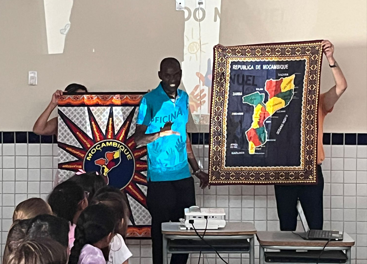 Alunos da EMEIF Prof. Firmino Leandro vivenciam cultura africana em visita especial de professor moambicano