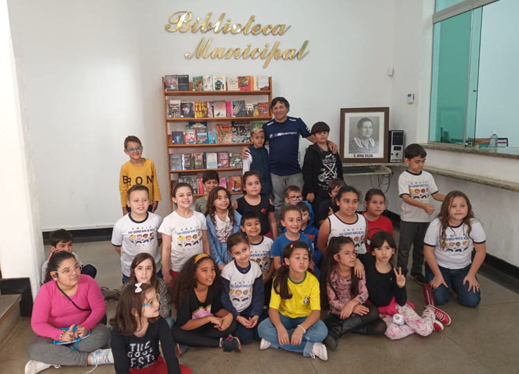 Alunos do 2 Ano da rede municipal visitam Biblioteca Municipal em aula prtica